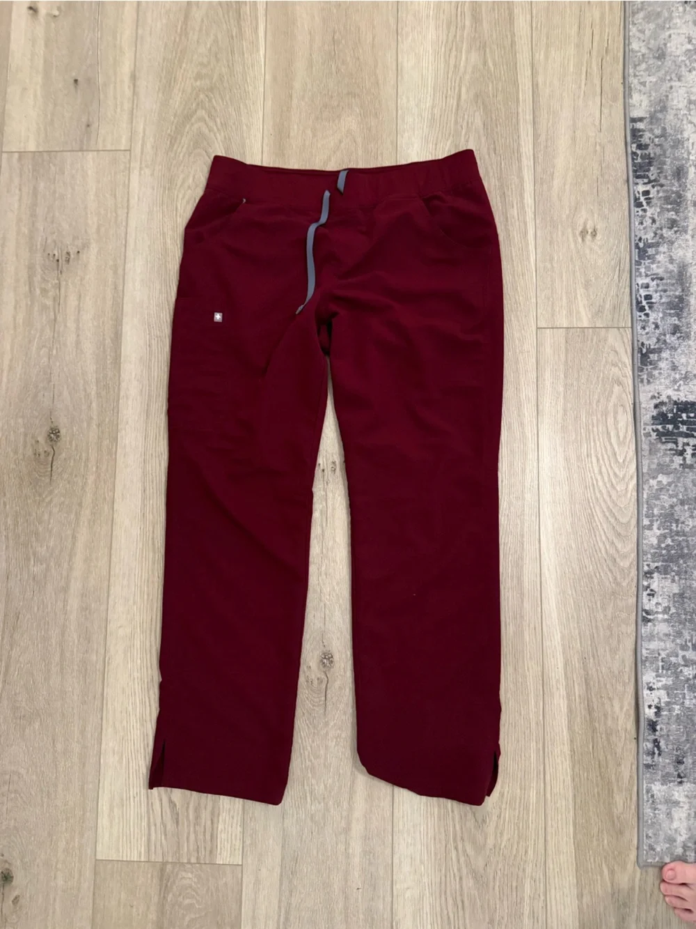 FIGS Women’s Kade Cargo Scrub Pants: Burgundy